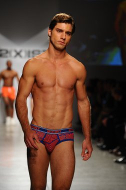 2 (X) IST erkekler bahar yaz 2015 pist göster