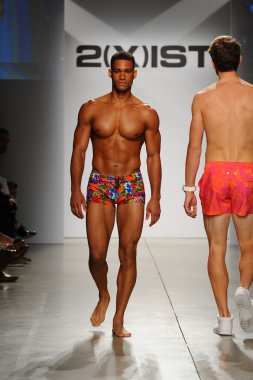 2 (X) IST erkekler bahar yaz 2015 pist göster