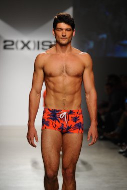 2 (X) IST erkekler bahar yaz 2015 pist göster