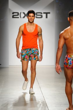 2 (X) IST erkekler bahar yaz 2015 pist göster