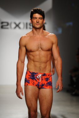 2 (X) IST erkekler bahar yaz 2015 pist göster