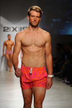 2 (X) IST erkekler bahar yaz 2015 pist göster