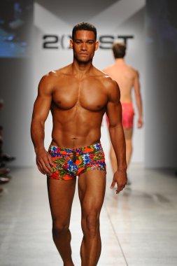 2 (X) IST erkekler bahar yaz 2015 pist göster