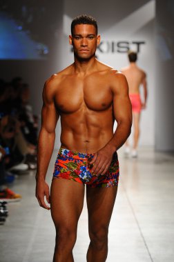 2 (X) IST erkekler bahar yaz 2015 pist göster