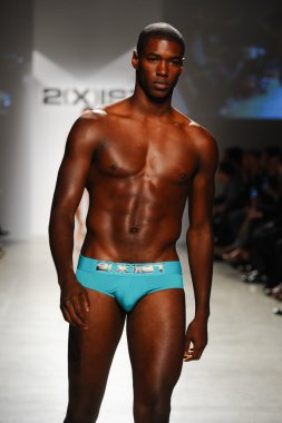 2 (X) IST erkekler bahar yaz 2015 pist göster