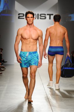 2 (X) IST erkekler bahar yaz 2015 pist göster