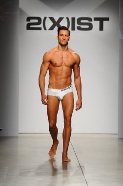 2 (X) IST erkekler bahar yaz 2015 pist göster