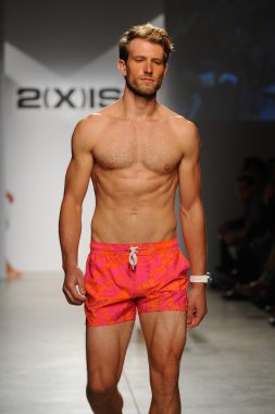 2 (X) IST erkekler bahar yaz 2015 pist göster