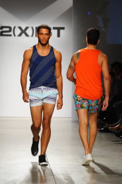 2 (X) IST erkekler bahar yaz 2015 pist göster