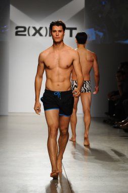 2 (X) IST erkekler bahar yaz 2015 pist göster