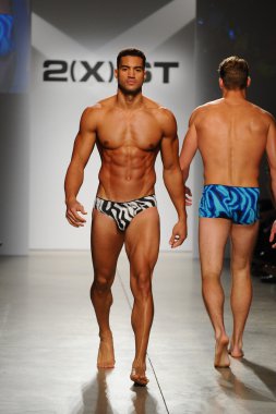 2 (X) IST erkekler bahar yaz 2015 pist göster