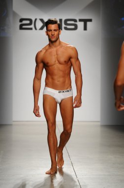 2 (X) IST erkekler bahar yaz 2015 pist göster