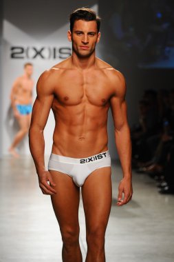 2 (X) IST erkekler bahar yaz 2015 pist göster