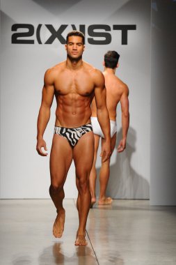 2 (X) IST erkekler bahar yaz 2015 pist göster