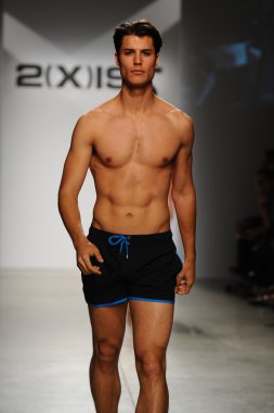 2 (X) IST erkekler bahar yaz 2015 pist göster