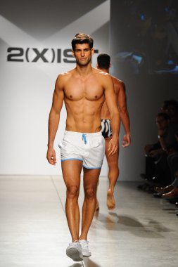 2 (X) IST erkekler bahar yaz 2015 pist göster