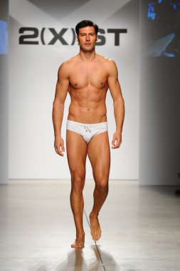 2 (X) IST erkekler bahar yaz 2015 pist göster