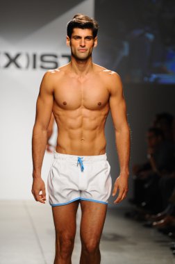 2 (X) IST erkekler bahar yaz 2015 pist göster