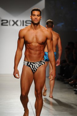 2 (X) IST erkekler bahar yaz 2015 pist göster