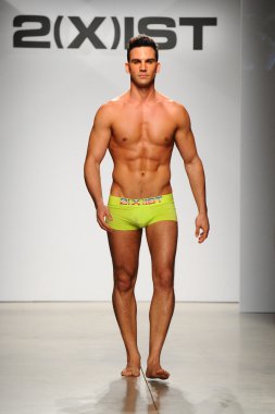 2 (X) IST erkekler bahar yaz 2015 pist göster