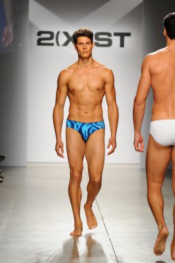 2 (X) IST erkekler bahar yaz 2015 pist göster