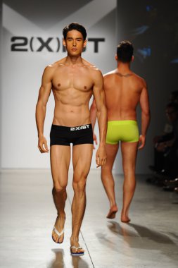 2 (X) IST erkekler bahar yaz 2015 pist göster