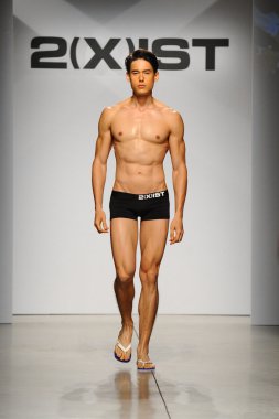 2 (X) IST erkekler bahar yaz 2015 pist göster