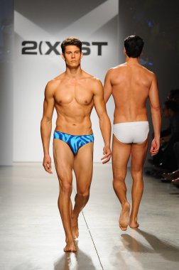 2 (X) IST erkekler bahar yaz 2015 pist göster