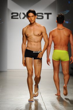 2 (X) IST erkekler bahar yaz 2015 pist göster