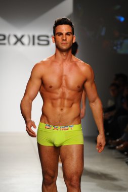 2 (X) IST erkekler bahar yaz 2015 pist göster