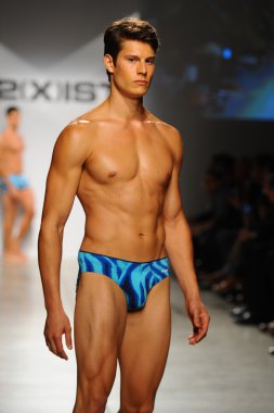 2 (X) IST erkekler bahar yaz 2015 pist göster