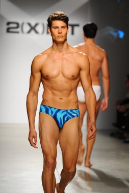 2 (X) IST erkekler bahar yaz 2015 pist göster