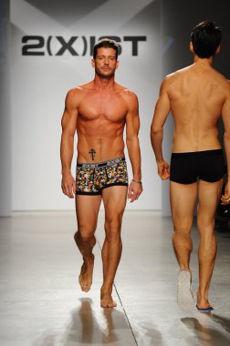 2 (X) IST erkekler bahar yaz 2015 pist göster