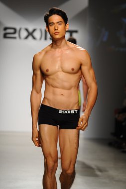 2 (X) IST erkekler bahar yaz 2015 pist göster