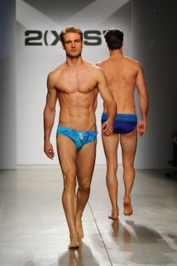 2 (X) IST erkekler bahar yaz 2015 pist göster