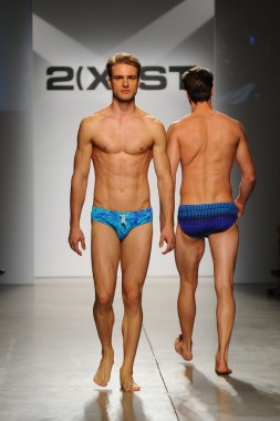 2 (X) IST erkekler bahar yaz 2015 pist göster