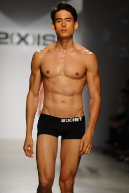 2 (X) IST erkekler bahar yaz 2015 pist göster