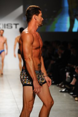 2 (X) IST erkekler bahar yaz 2015 pist göster