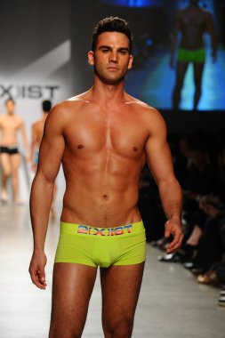 2 (X) IST erkekler bahar yaz 2015 pist göster