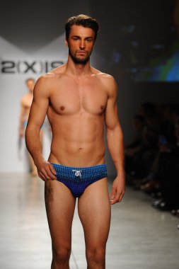 2 (X) IST erkekler bahar yaz 2015 pist göster