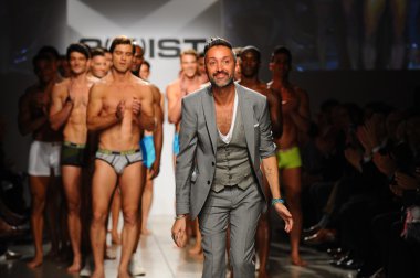 2 (X) IST yaratıcı yönetmen Jason Scarlatti ve modelleri