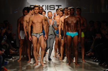 2 (X) IST yaratıcı yönetmen Jason Scarlatti ve modelleri