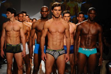 2 (X) IST erkekler bahar yaz 2015 pist göster