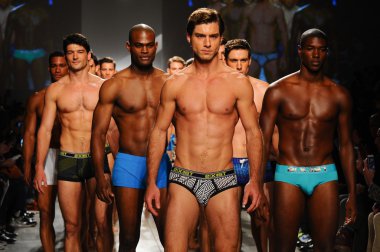 2 (X) IST erkekler bahar yaz 2015 pist göster