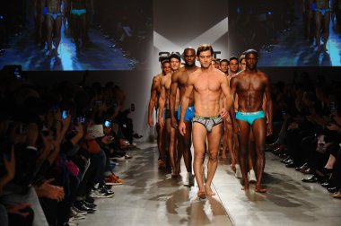 2 (X) IST erkekler bahar yaz 2015 pist göster