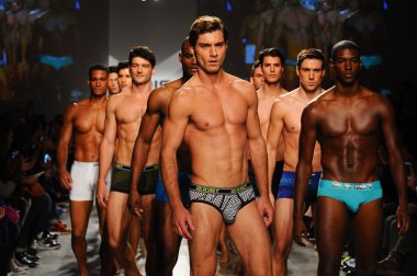 2 (X) IST erkekler bahar yaz 2015 pist göster