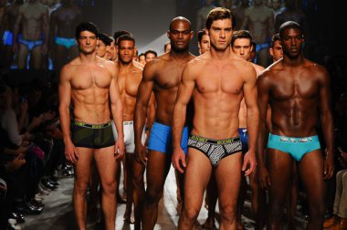 2 (X) IST erkekler bahar yaz 2015 pist göster