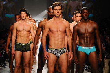 2 (X) IST erkekler bahar yaz 2015 pist göster