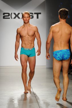 2 (X) IST erkekler bahar yaz 2015 pist göster