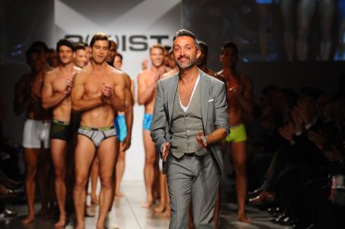 2 (X) IST yaratıcı yönetmen Jason Scarlatti ve modelleri